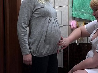 Một y tá làm cho một milf thuốc xổ sữa có thai trong âm hộ lông và rub down cô âm đạo. Thủ tục bất ngờ kết thúc trong cực khoái. đồng tính nữ tôn sùng.