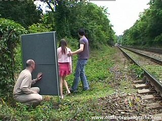 Een man aftrekt tijdens het kijken naar een paar neuken buitenshuis