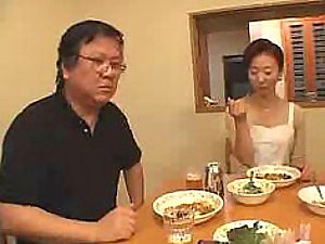 Soumise Asian Granny Gets Gangbanged et couvert Hot Jizz