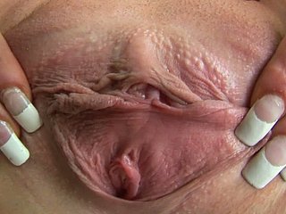 Fuckable брюнетка шлюха хвастается с огромным розовым клитора крупным планом сцены
