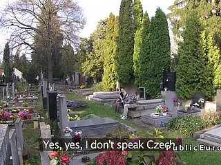 Wdowa ssie wielki kogut na cmentarzu