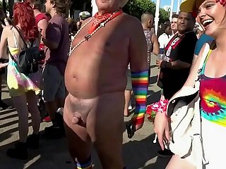 Chwytając jego kogut w Publicznej