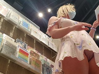 upskirt สีบลอนด์น่ารัก