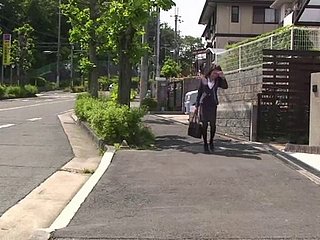Asian Shemale bekommt schnell nackt zu ihrem hypnotisierenden Schwanz zu offenbaren