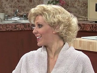 コックに飢えては、ハンサムな男の上によだれ主婦成熟します