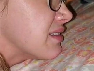 Ona płacze za swoim pierwszym bólu odbytu