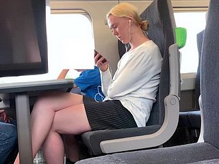 電車の美脚ブロンド