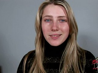 Schöne blonde Teenager Helen hat wunderschöne Tölpel und schön twat