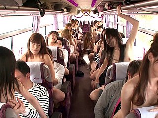 लंबे बालों के एक तांडव समूह सेक्स में उसके उत्तेजित पुरुष blowjob दे रही है साथ काउगर्ल