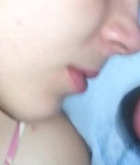 cums anh chàng sừng trên một cô gái brunette đáng yêu khi cô ấy ngủ