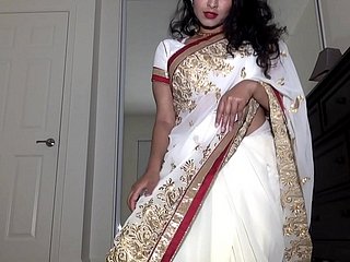 サリーのDesi Dhabiが裸で毛深い猫と遊ぶ