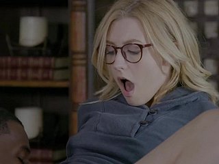 Alexa Grace는 Hardcore Shag가 필요한 안경을 앓고있는 병아리입니다.