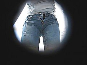 Kamera tersembunyi di kamar kecil gadis itu