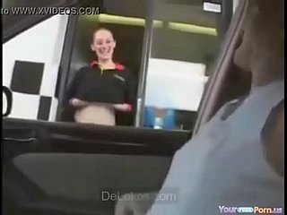 Enseñando las tetas en mcdonalds flashing - delokos.com