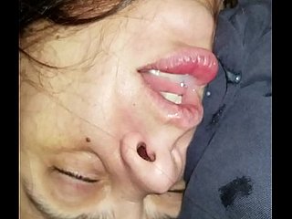 जब वह पी है तो उसे एक कौर देना। डी।