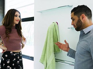 Hübsches Hunk interessiert sich für heiße Brünette Elena Koshka