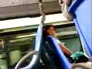 बस में रोमांचक महिला के लिए डिक चमकती