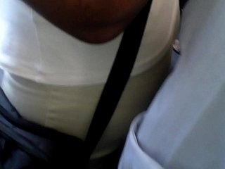 Due anziani cercano di toccare la vecchia mamma in un autobus affollato