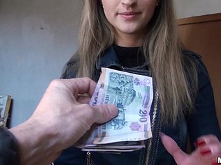 میلنی چل رہی ہے اور کٹر پی او وی میں پیسے کے لئے آخر ہو جاتا ہے