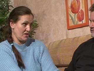 古い渇きのカップルはソファで汚れたオーラルセックスを実行します