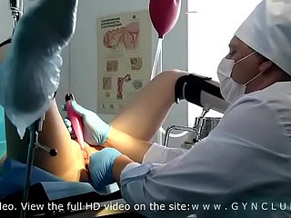 Menina examinada em um ginecologista - orgasmo tempestuoso