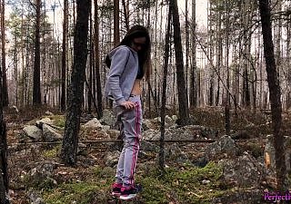 Colegiala tenía sexo sensual con profesor de educación física en el bosque