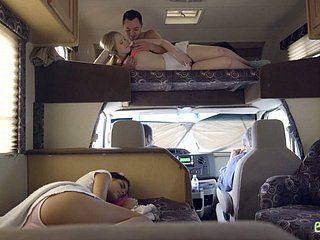 Fantastyczna trójka parowa ffm z dziką slutty laską Katya Rodriguez