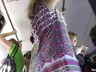 뜨거운 엉덩이는 Upskirt Video에 노출되었습니다