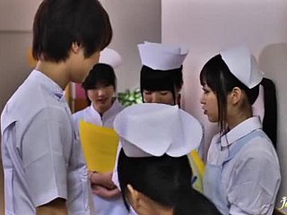 La enfermera japonesa caliente es acariciada y jodida en el baño