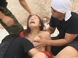 Akane mochida dễ thương được gangbanged và được bao phủ trong kiêm trên bãi biển