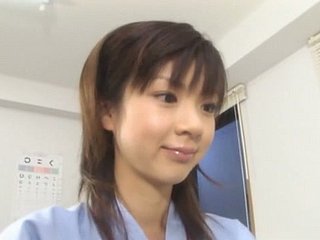 Undersized adolescent asiatique Aki Hoshino visite le docteur pour le contrôle