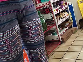 店で待っている十代