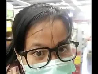 Lactating MILF berkelip titts besar di kedai runcit.
