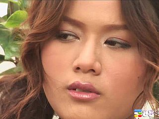 Une fille asiatique pizzazz visite la cour mob se masturber le cunny