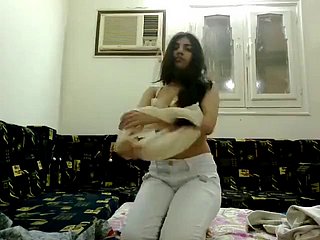 chilling mignonne pakistanaise aime les drag relatives sexuelles dans chilling salle de bain