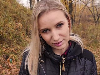 Old woman demi-soeur adolescente exalt baiser et avaler du sperme à l'extérieur. - POV