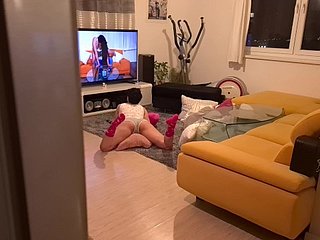 뿔의 이복 누이가 포르노를보고 잡고 그녀의 입에 그것을 얻었습니다.