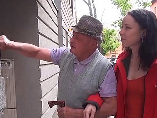 Очень счастливчик для возбужденного дедушки