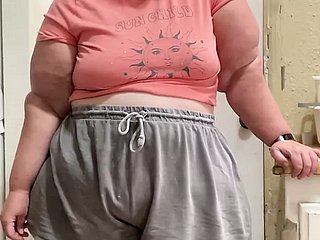 ssbbw ที่มีความสุขที่ขี้อายแสดงให้เห็นถึงเส้นโค้งที่ยั่วยวนของเธอ
