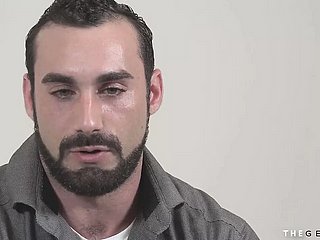 الأطفال المتحولون جنسياً يضربون الرجال في سرج العربدة