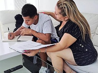 Ayudo a mi hijastro con su tarea, su polla me distrae y termino chupándolo