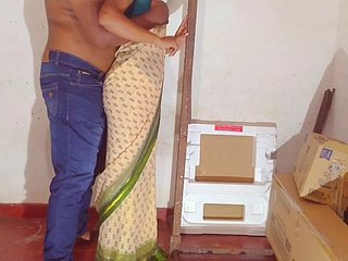 श्रीलंकाई शौकिया युगल कार्यालय में सेक्स कर रहे हैं।