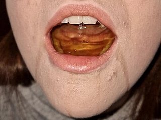 나는 그의 노란 소변을 마시는 것을 좋아합니다