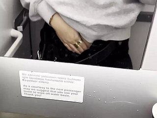 Heiß ich masturbiere almost den Toiletten des Flugzeugs - Jasmine Sweetarabic