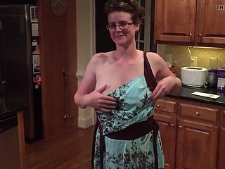 Georgia MILF Jessica Strips ในครัว
