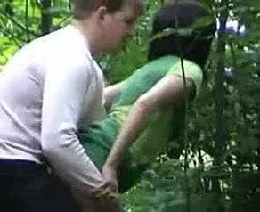 Russisches Paar im Wald
