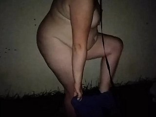 Esclavo y el Señor. NOCHE. AFUERA. Completamente desnudo