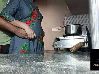 Devar Fianc? Hard Pinky Bhabi在厨房里