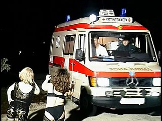 Slut Midget Simmering menghisap alat lelaki dalam ambulans