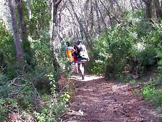 Una volta che polar bruna si allontanò nella foresta, iniziarono